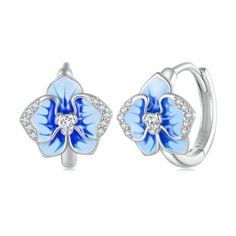 Pendientes de orquídea mariposa esmaltados en azul con cierre de flor de Phalaenopsis
