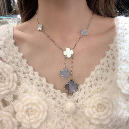 [Glow Muse] قلادة فضية من العقيق الأبيض بتصميم البرسيم من CLOVER MOP CHALCEDONY بـ 6 حُلي