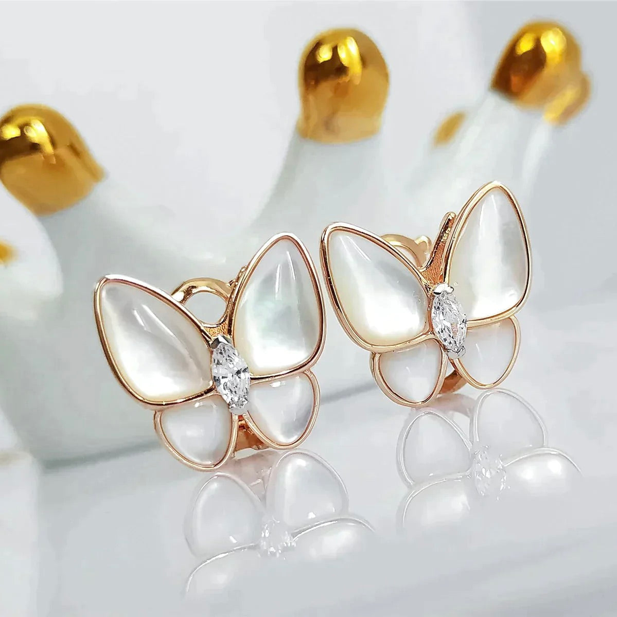 [Glow Muse]PENDIENTES DE DIAMANTES EN FORMA DE MARIPOSA MOP