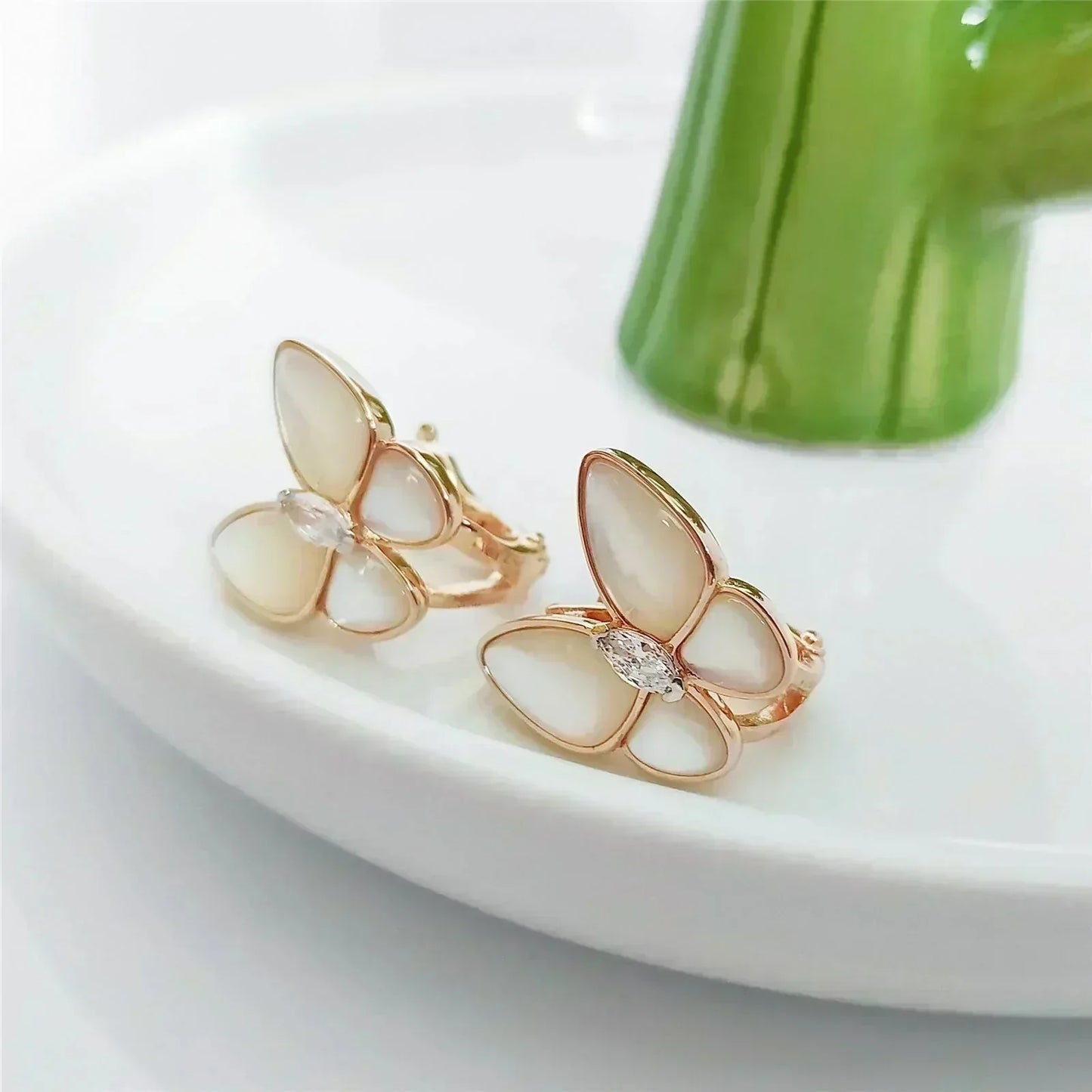 [Glow Muse]PENDIENTES DE DIAMANTES EN FORMA DE MARIPOSA MOP