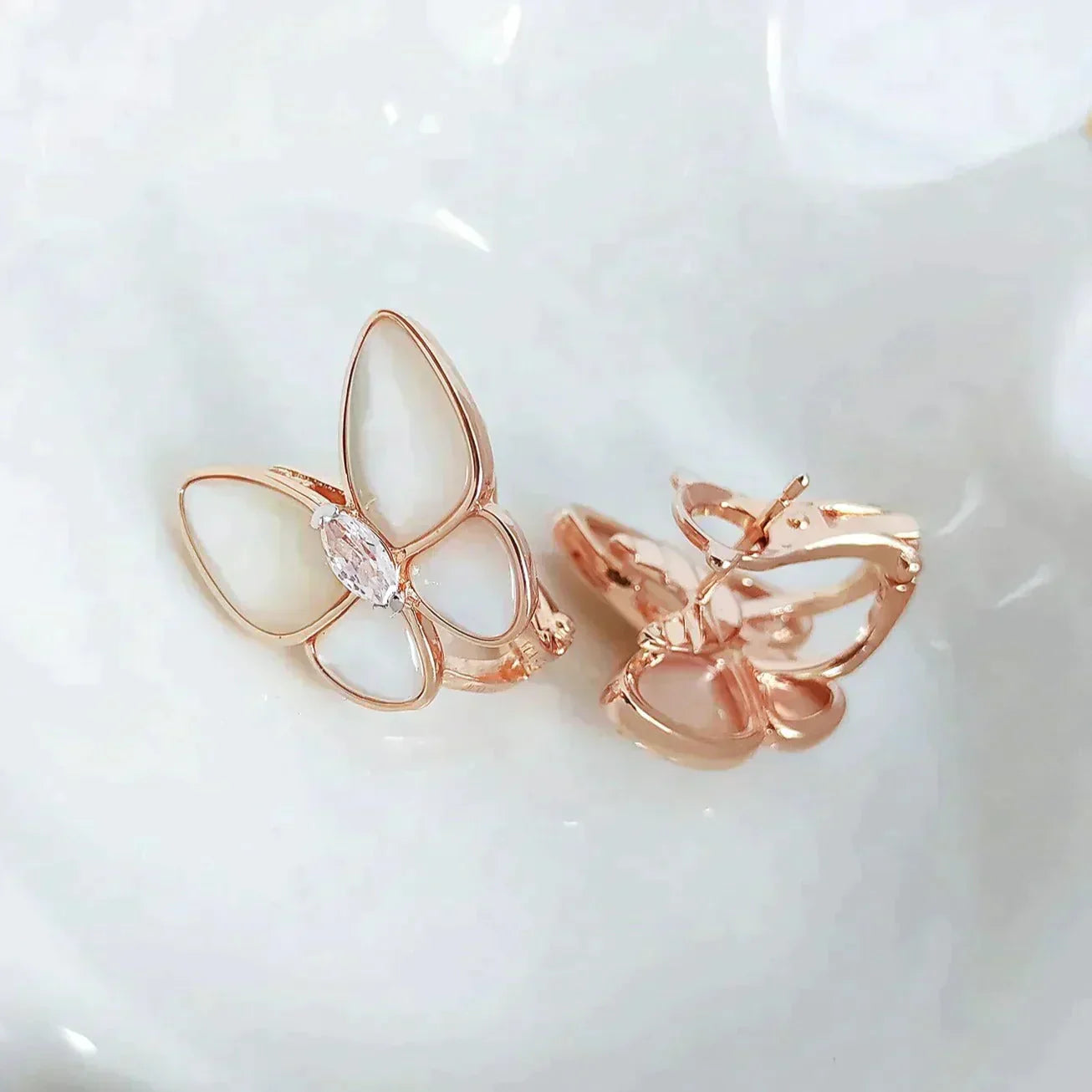 [Glow Muse]PENDIENTES DE DIAMANTES EN FORMA DE MARIPOSA MOP