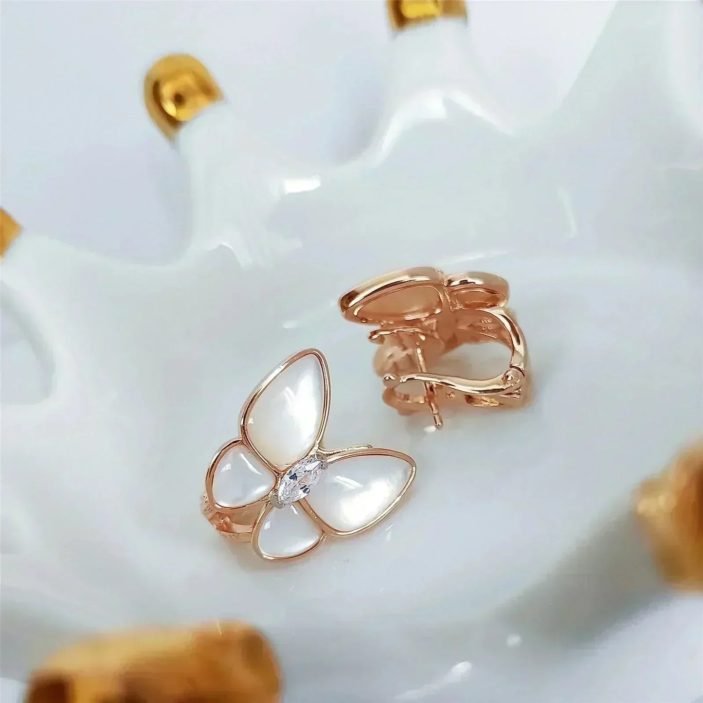 [Glow Muse]PENDIENTES DE DIAMANTES EN FORMA DE MARIPOSA MOP