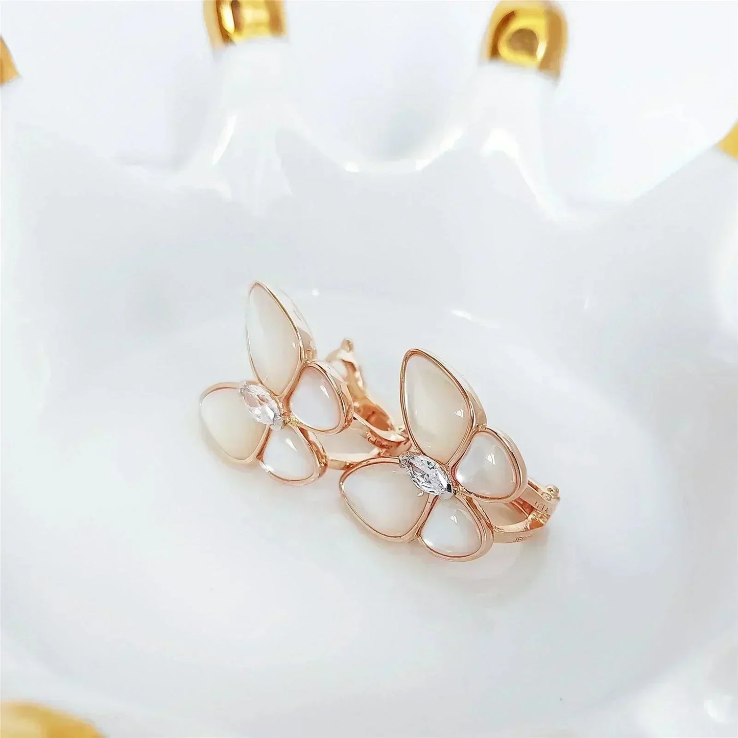 [Glow Muse]PENDIENTES DE DIAMANTES EN FORMA DE MARIPOSA MOP