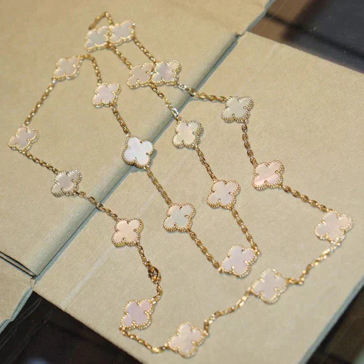 [Glow Muse]COLLAR DE NÁCAR BLANCO CON 20 MOTIVOS DE TRÉBOL