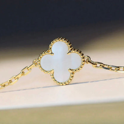 [Glow Muse]COLLAR DE NÁCAR BLANCO CON 20 MOTIVOS DE TRÉBOL