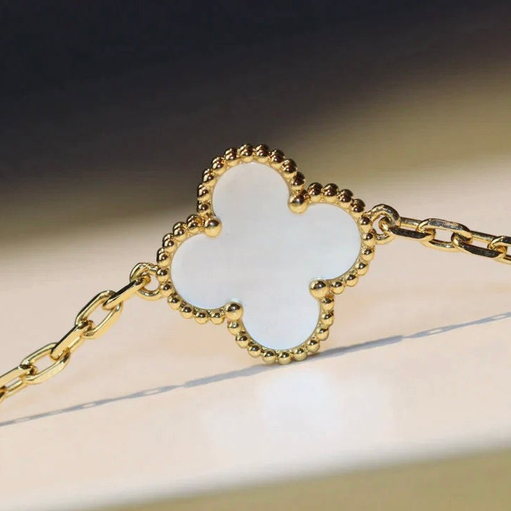[Glow Muse]COLLAR DE NÁCAR BLANCO CON 20 MOTIVOS DE TRÉBOL
