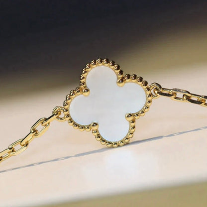 [Glow Muse]COLLAR DE NÁCAR BLANCO CON 20 MOTIVOS DE TRÉBOL