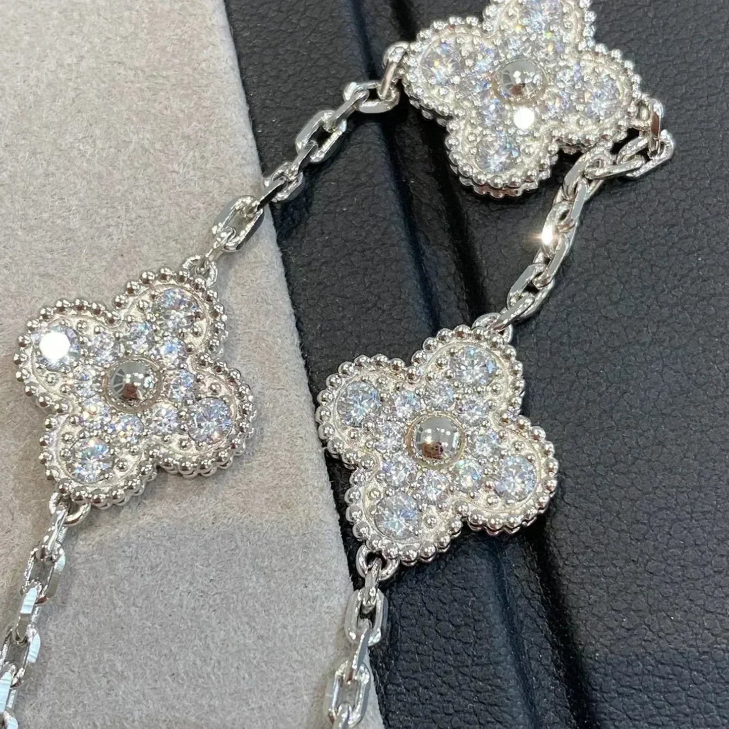 [⭐Glow Muse] مجموعة أساور CLOVER 5 MOTIF المرصعة بالماس بالكامل