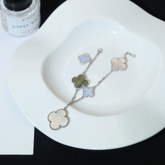 [Glow Muse] PULSERA TRÉBOL 5 MOTIVOS NACAR CALCEDONIA PLATA