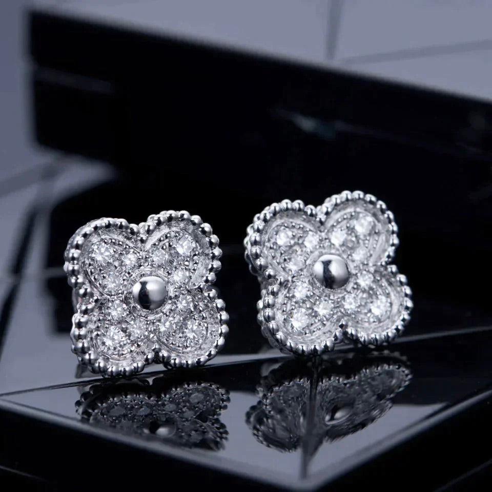 [Glow Muse]PENDIENTES DE BOTÓN CON DIAMANTES DE 1 MOTIVO DE TRÉBOL PLATEADOS