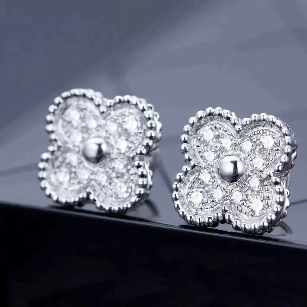 [Glow Muse]PENDIENTES DE BOTÓN CON DIAMANTES DE 1 MOTIVO DE TRÉBOL PLATEADOS