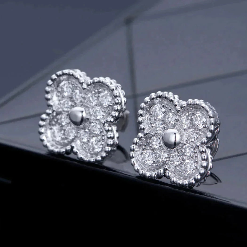 [Glow Muse]PENDIENTES DE BOTÓN CON DIAMANTES DE 1 MOTIVO DE TRÉBOL PLATEADOS