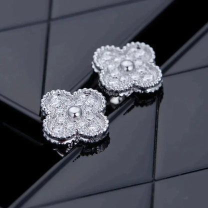 [Glow Muse]PENDIENTES DE BOTÓN CON DIAMANTES DE 1 MOTIVO DE TRÉBOL PLATEADOS