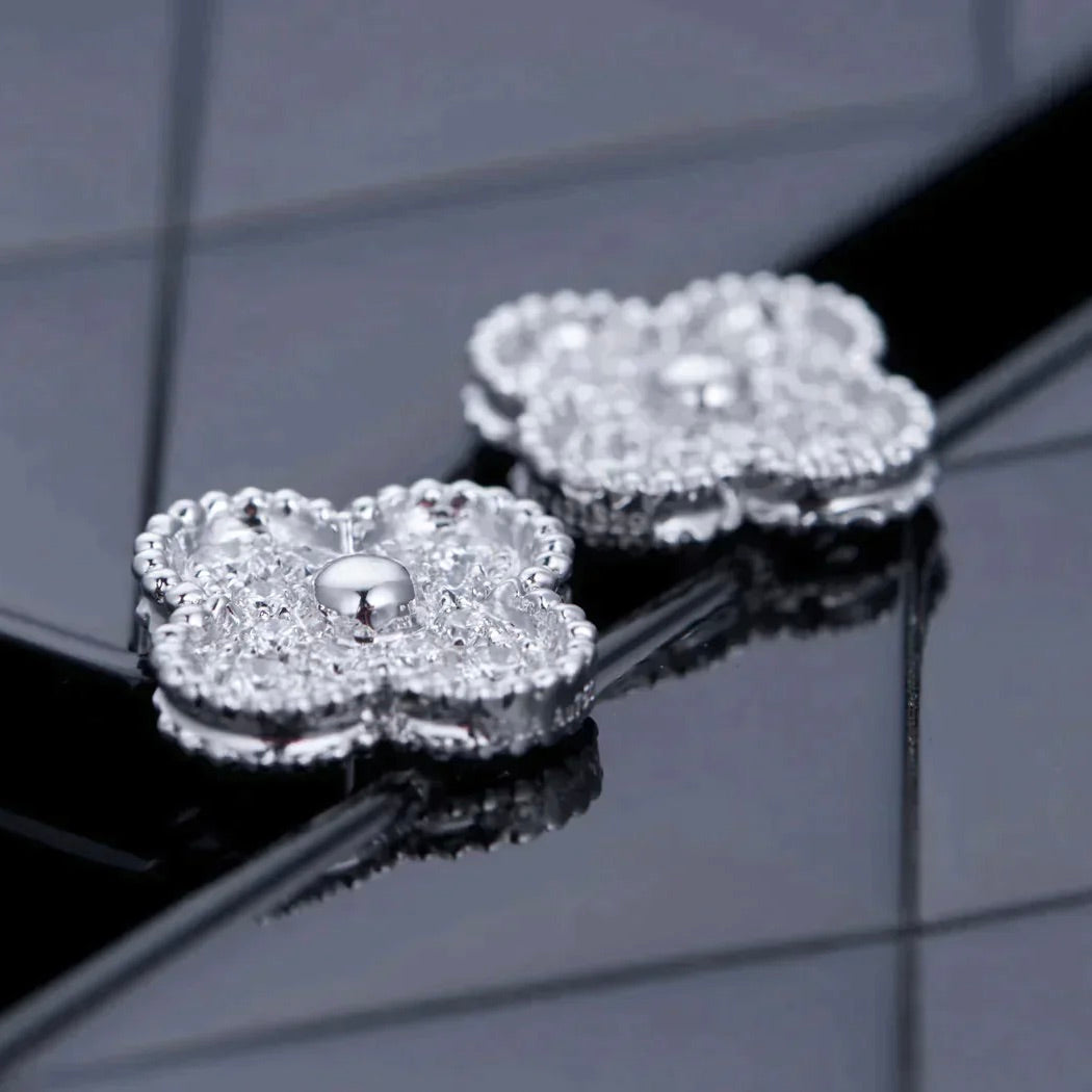 [Glow Muse]PENDIENTES DE BOTÓN CON DIAMANTES DE 1 MOTIVO DE TRÉBOL PLATEADOS