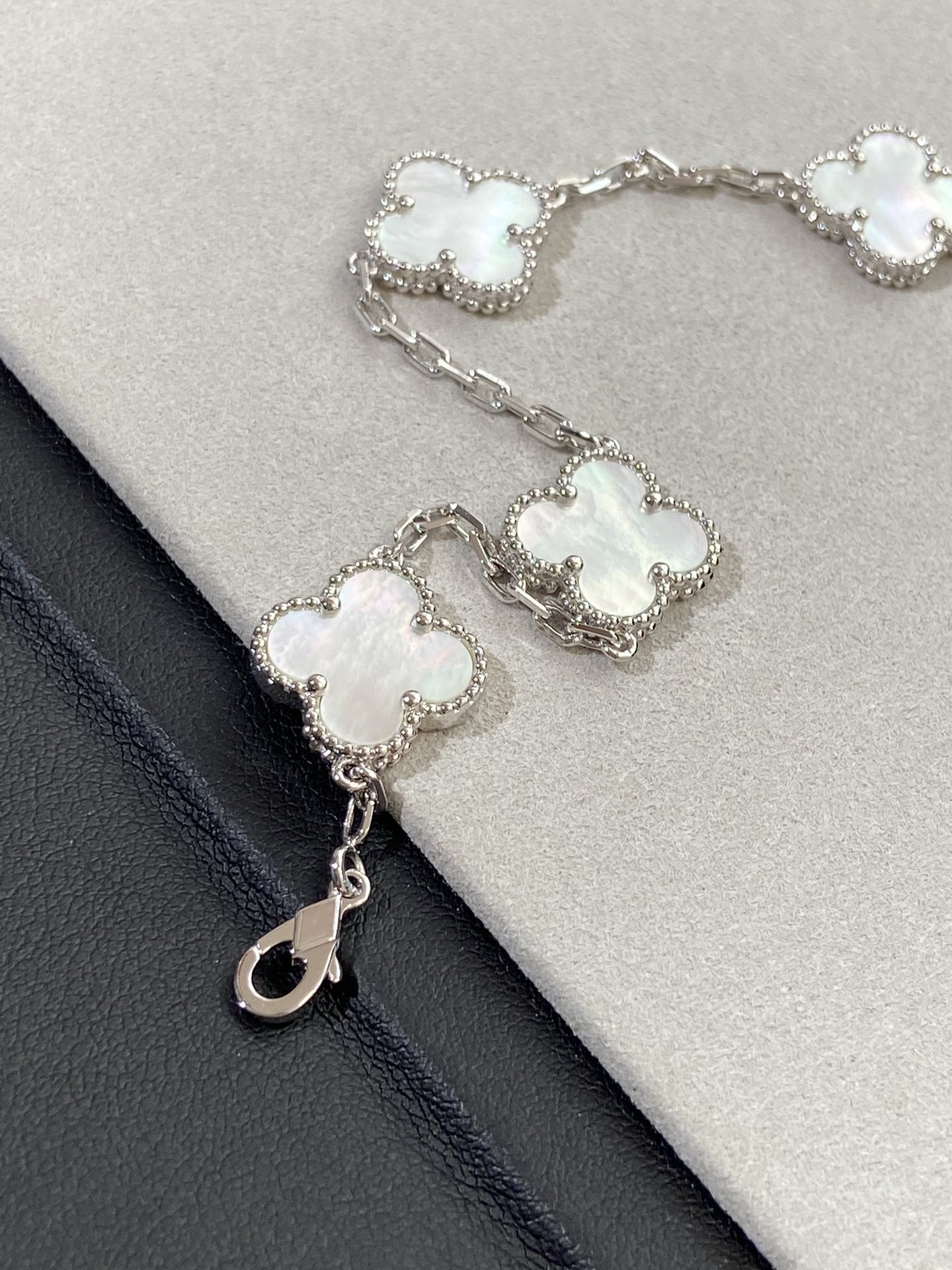 [⭐Glow Muse] مجموعة أساور CLOVER WHITE PEARL MOP ذات الـ 5 نقوش
