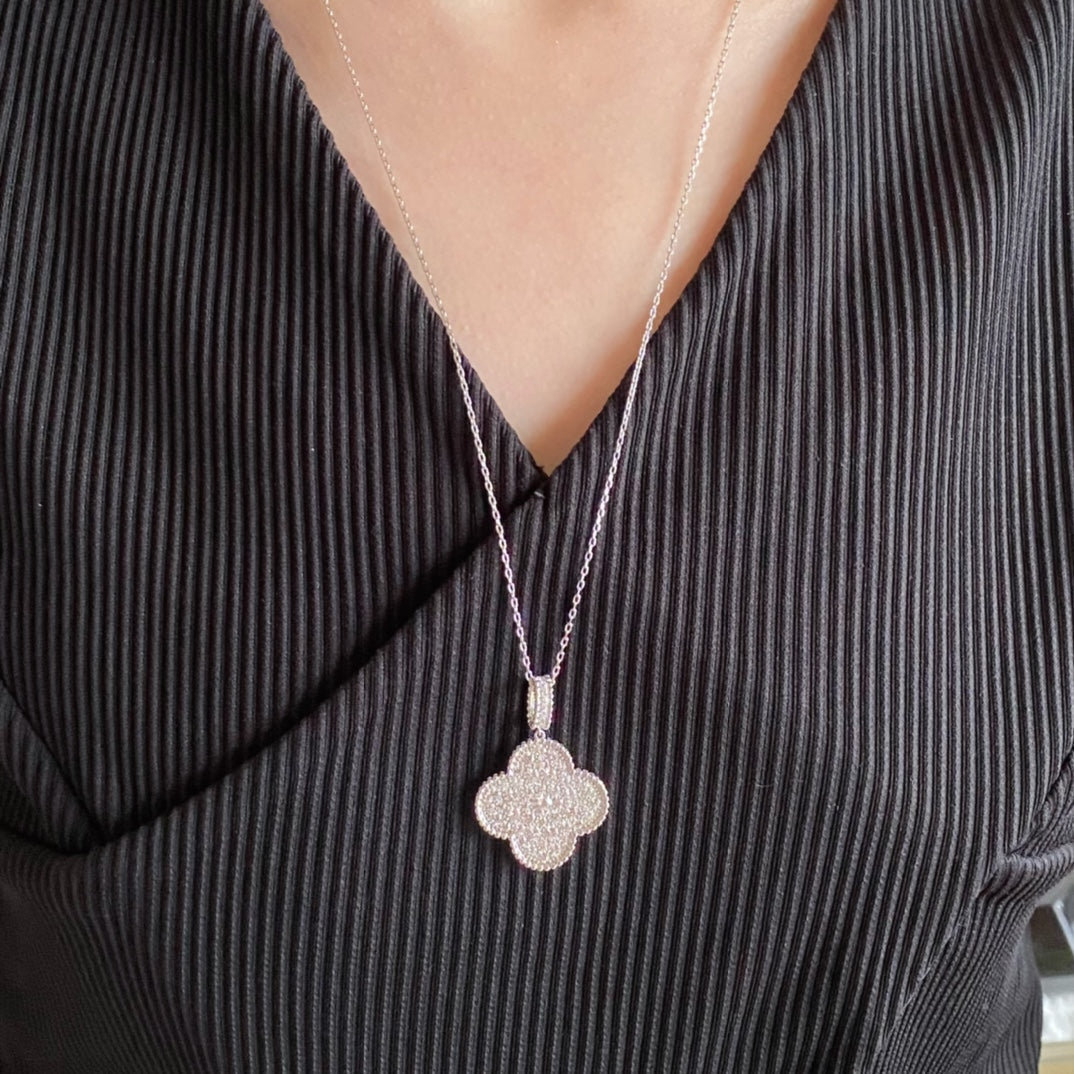 [Glow Muse]COLLAR LARGO CON COLGANTE GRANDE DE TRÉBOL DE 25 MM Y DIAMANTES PAVÉ