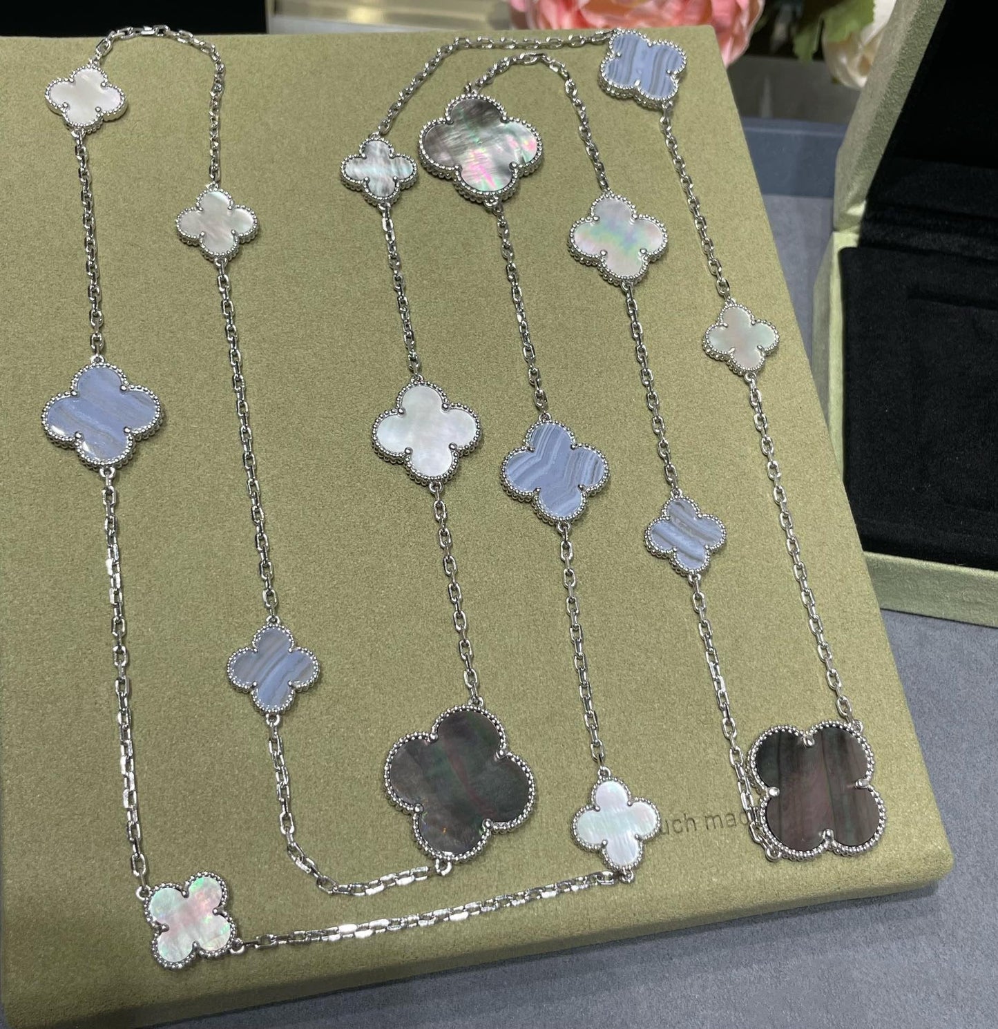 [Glow Muse] قلادة فضية CLOVER 16 MOTIF CHALCEDONY MOP