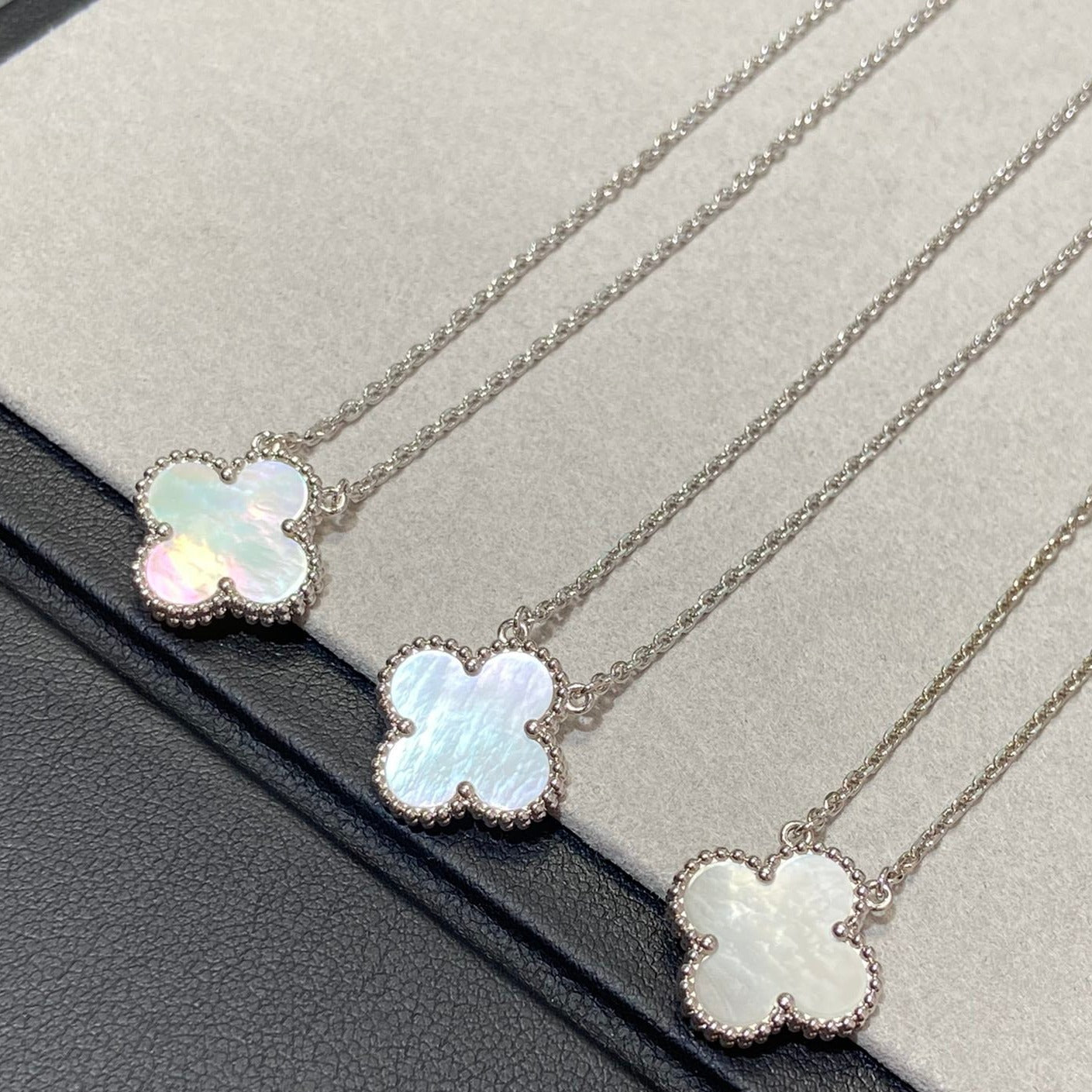[Glow Muse]COLLAR TRÉBOL MEDIANO PLATA NÁCAR BLANCO