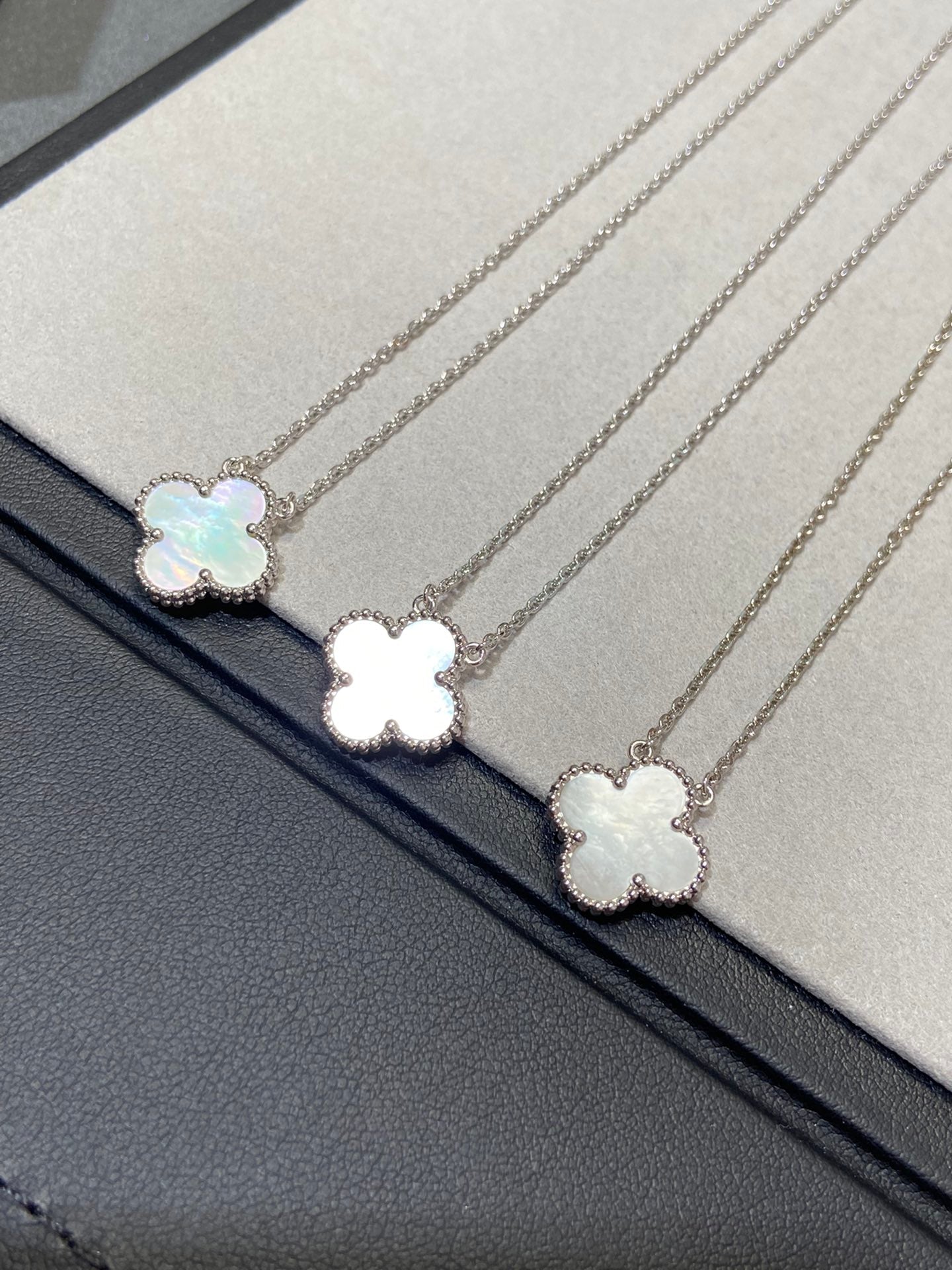 [Glow Muse]COLLAR TRÉBOL MEDIANO PLATA NÁCAR BLANCO
