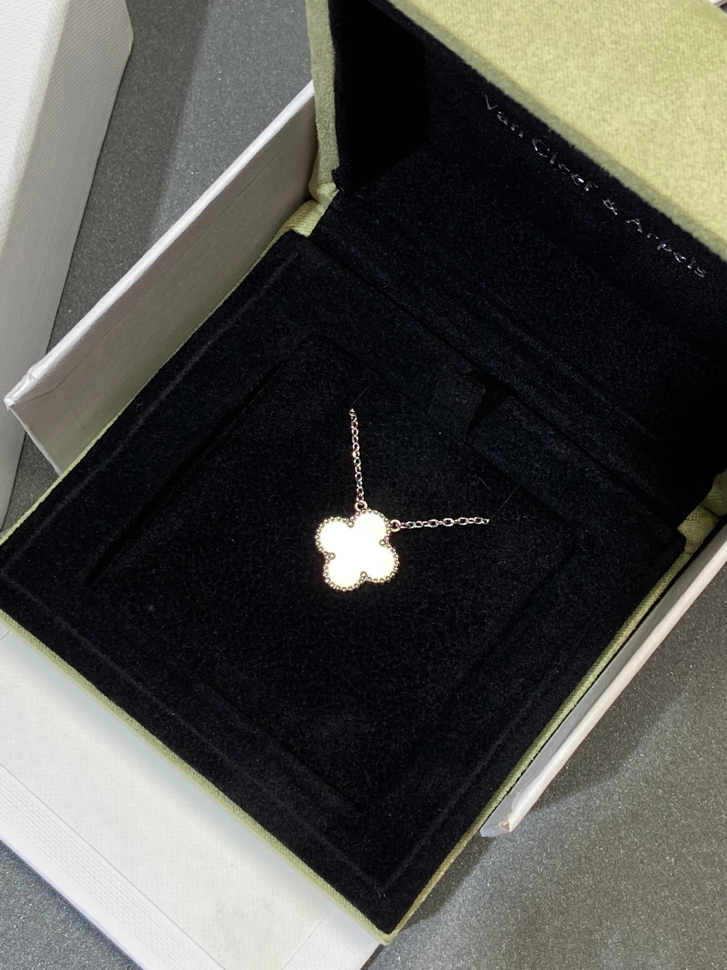 [Glow Muse]COLLAR TRÉBOL MEDIANO PLATA NÁCAR BLANCO