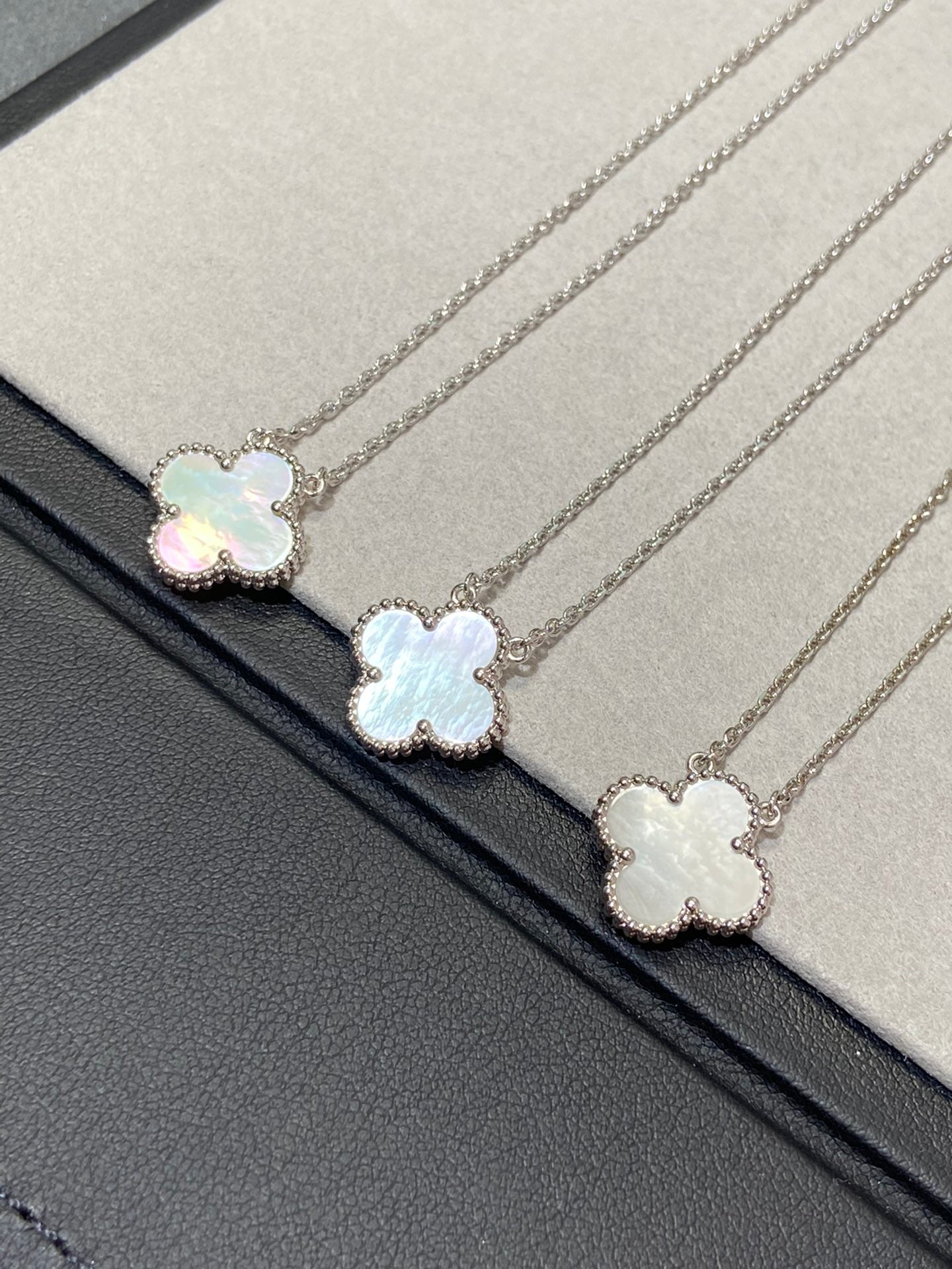 [Glow Muse]COLLAR TRÉBOL MEDIANO PLATA NÁCAR BLANCO