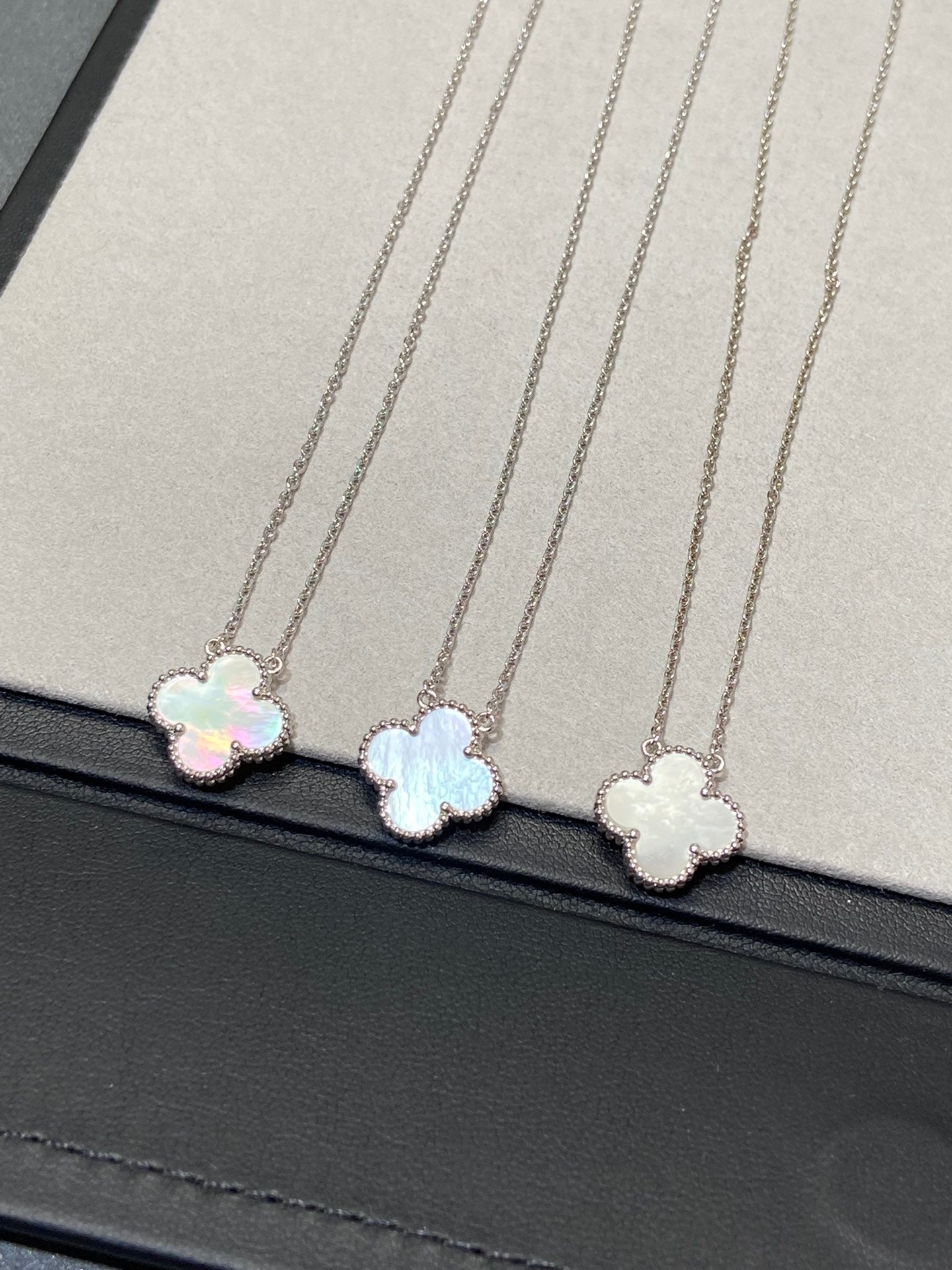 [Glow Muse]COLLAR TRÉBOL MEDIANO PLATA NÁCAR BLANCO