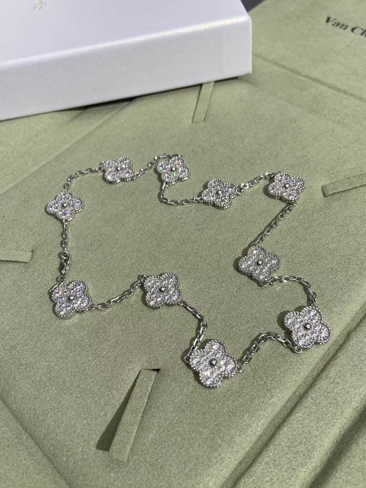 [Glow Muse Jewelry] قلادة كلوفر 10 موتيفز المرصعة بالماس بالكامل
