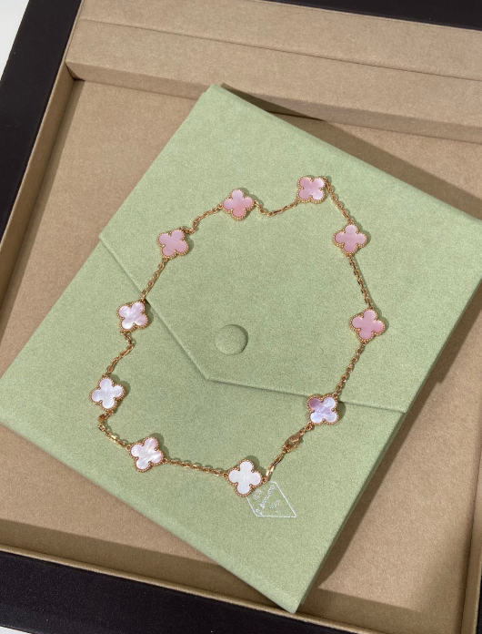 [Glow Muse Jewellery] Collar rosa con diez diseños de tréboles
