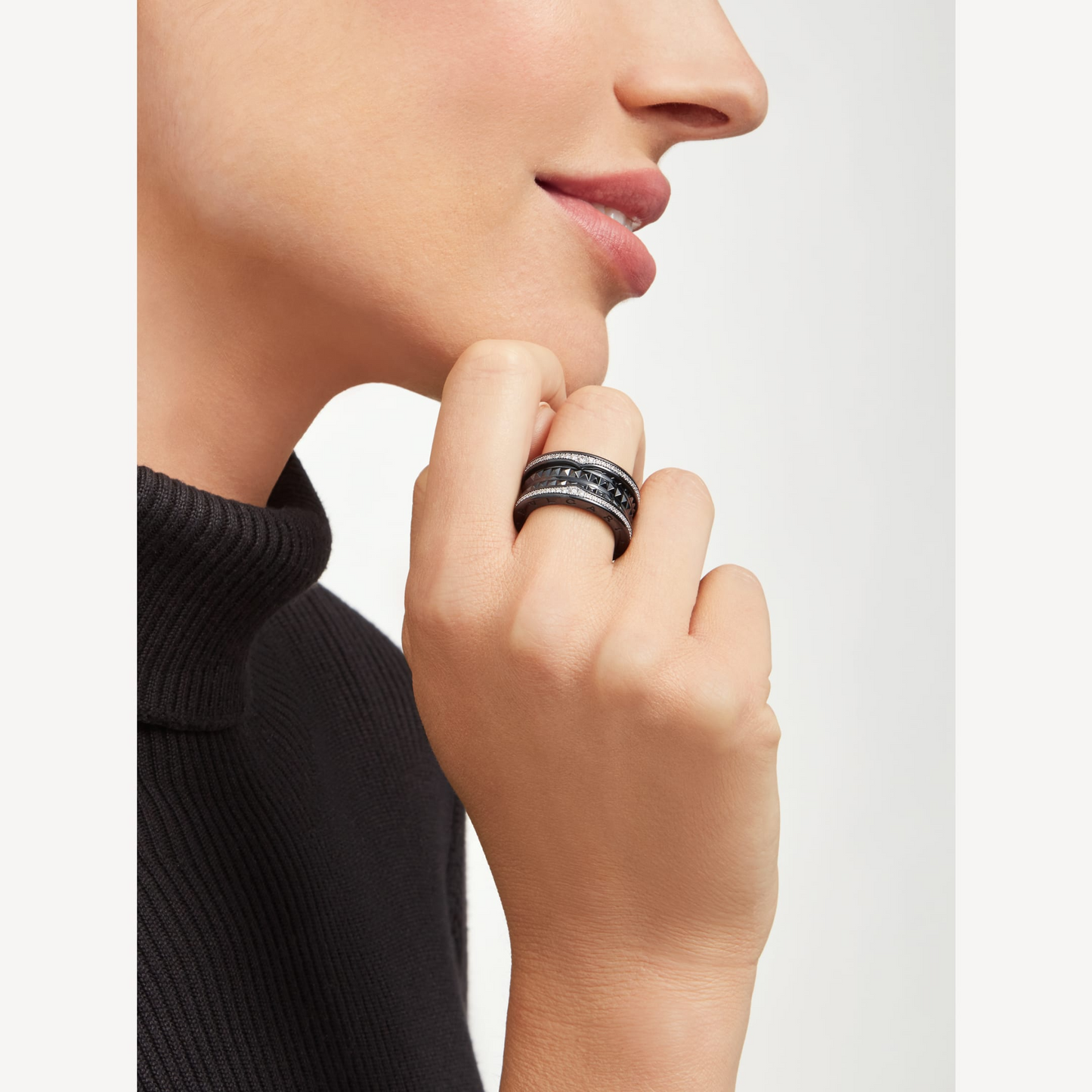 [Glow Muse] Anillo ZERO 1 ROCK DE CUATRO BANDAS DE CERÁMICA NEGRA CON ESPIRAL DE TACHUELAS Y DIAMANTES PAVÉ