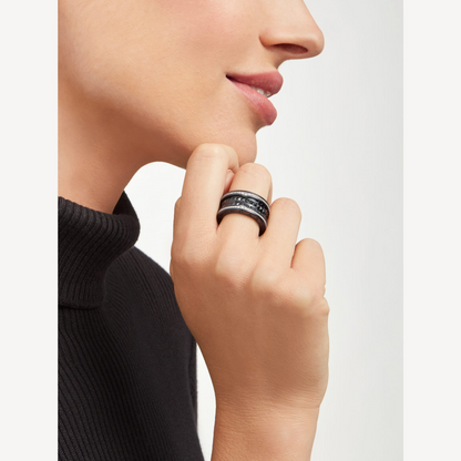 [Glow Muse] Anillo ZERO 1 ROCK DE CUATRO BANDAS DE CERÁMICA NEGRA CON ESPIRAL DE TACHUELAS Y DIAMANTES PAVÉ