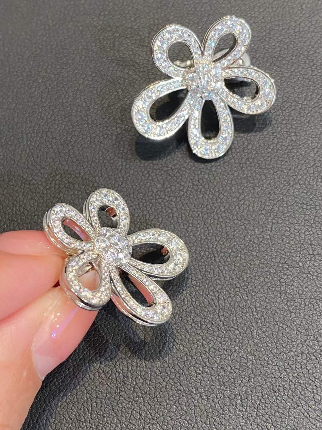 [⭐Glow Muse]PENDIENTES ENCAJE FLORAL CON DIAMANTES