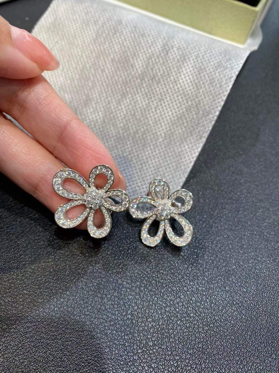 [⭐Glow Muse]PENDIENTES ENCAJE FLORAL CON DIAMANTES