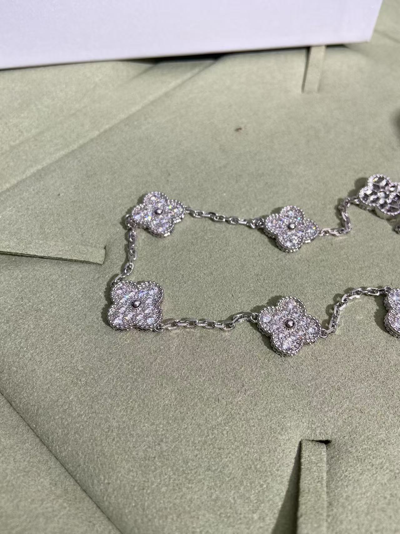 [Glow Muse Jewelry] قلادة كلوفر 10 موتيفز المرصعة بالماس بالكامل