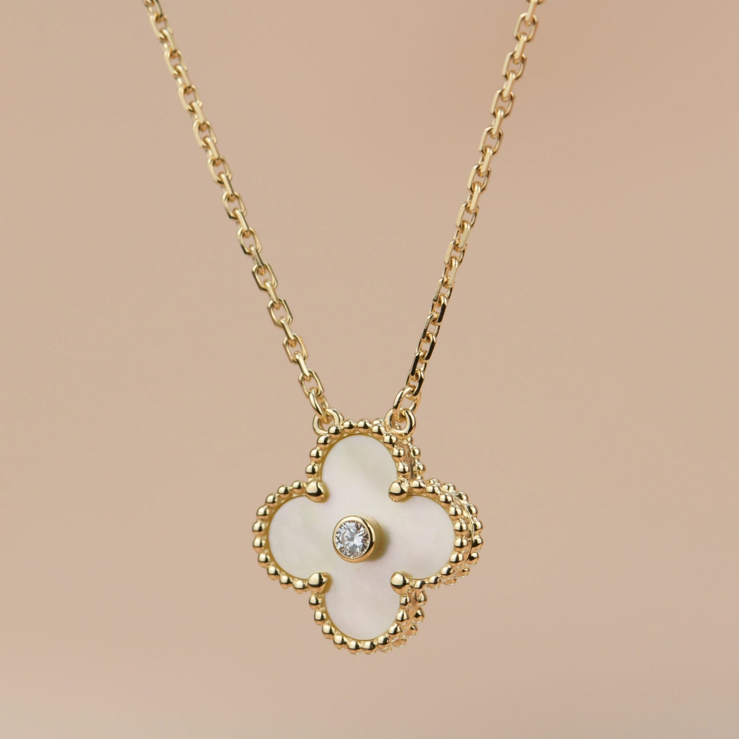 [Glow Muse]COLLAR CLOVER DE 15 MM CON DIAMANTE Y NÁCAR EN ORO
