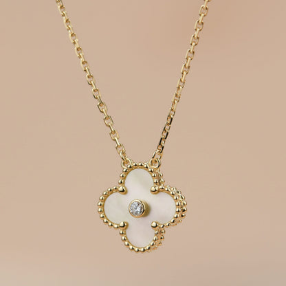 [Glow Muse]COLLAR CLOVER DE 15 MM CON DIAMANTE Y NÁCAR EN ORO
