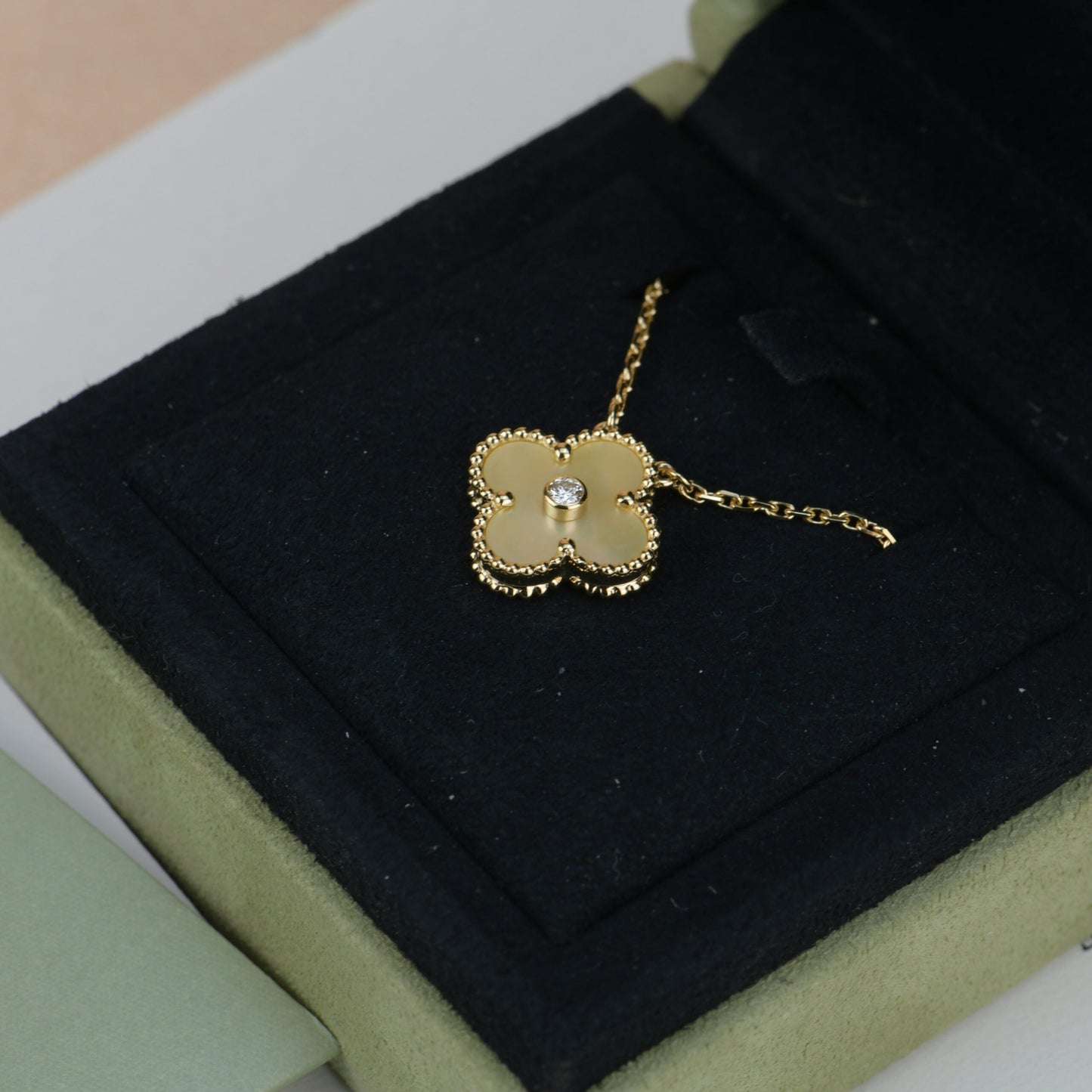 [Glow Muse]COLLAR CLOVER DE 15 MM CON DIAMANTE Y NÁCAR EN ORO