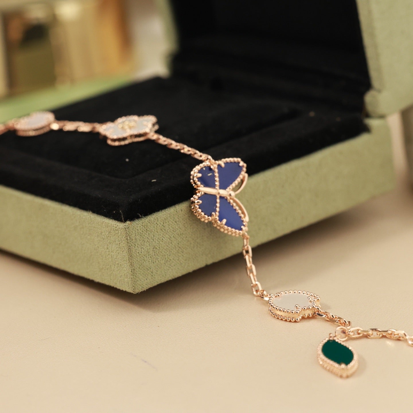 [Glow Muse]PULSERA DE 5 MOTIVOS DE MARIPOSA LUCKY SPRING
