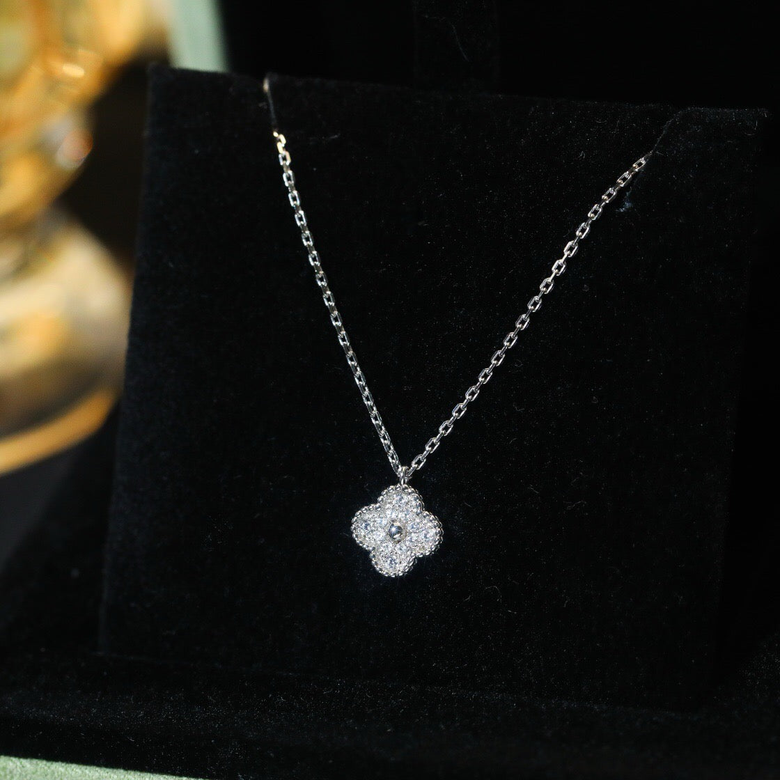 {"translation": "[Glow Muse]COLLAR CON COLGANTE MINI TRÉBOL DE 9.5MM CON DIAMANTE"}