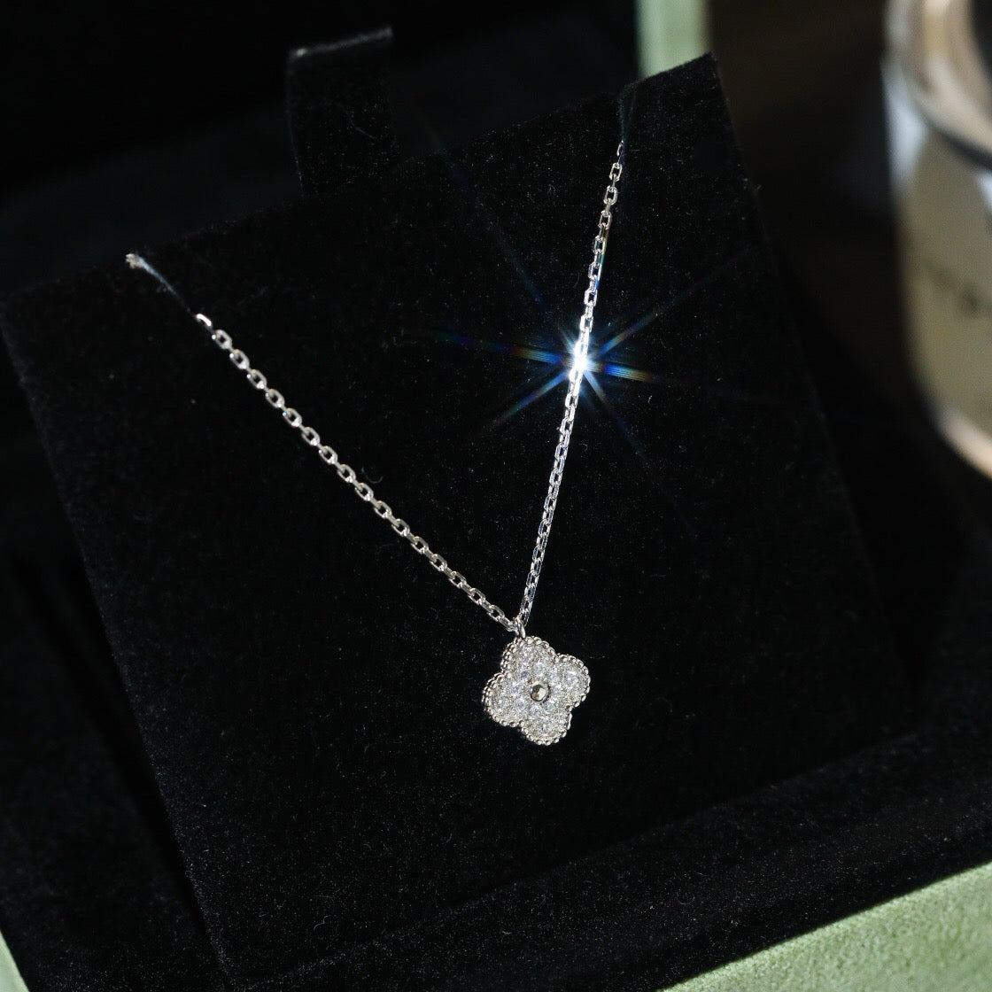 {"translation": "[Glow Muse]COLLAR CON COLGANTE MINI TRÉBOL DE 9.5MM CON DIAMANTE"}