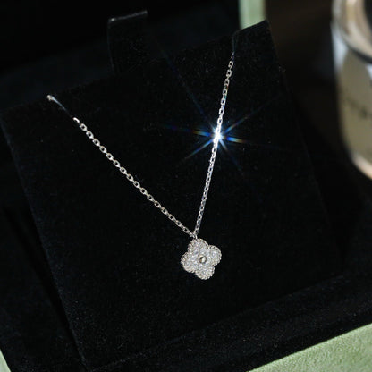 {"translation": "[Glow Muse]COLLAR CON COLGANTE MINI TRÉBOL DE 9.5MM CON DIAMANTE"}