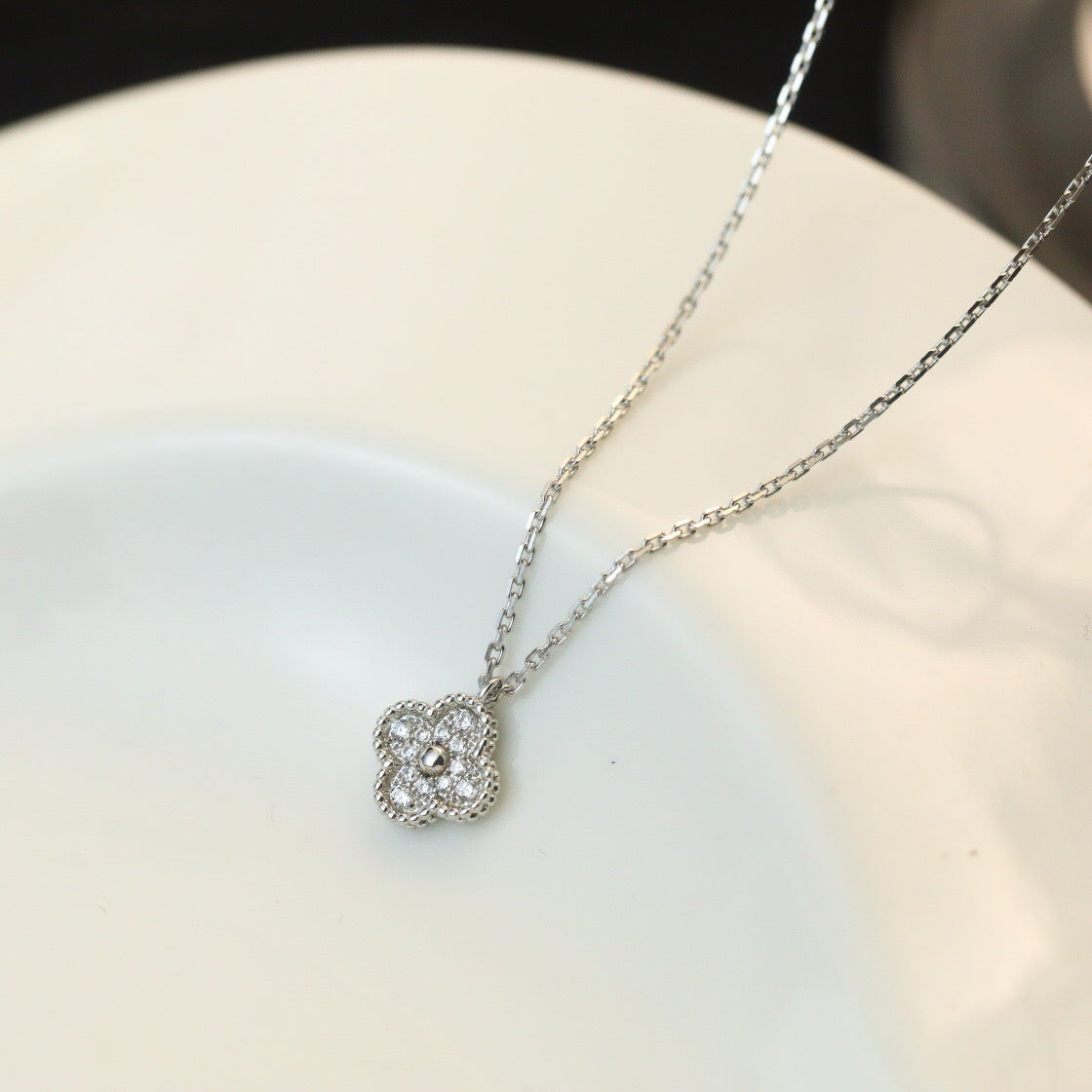 {"translation": "[Glow Muse]COLLAR CON COLGANTE MINI TRÉBOL DE 9.5MM CON DIAMANTE"}