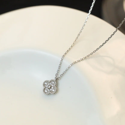 {"translation": "[Glow Muse]COLLAR CON COLGANTE MINI TRÉBOL DE 9.5MM CON DIAMANTE"}