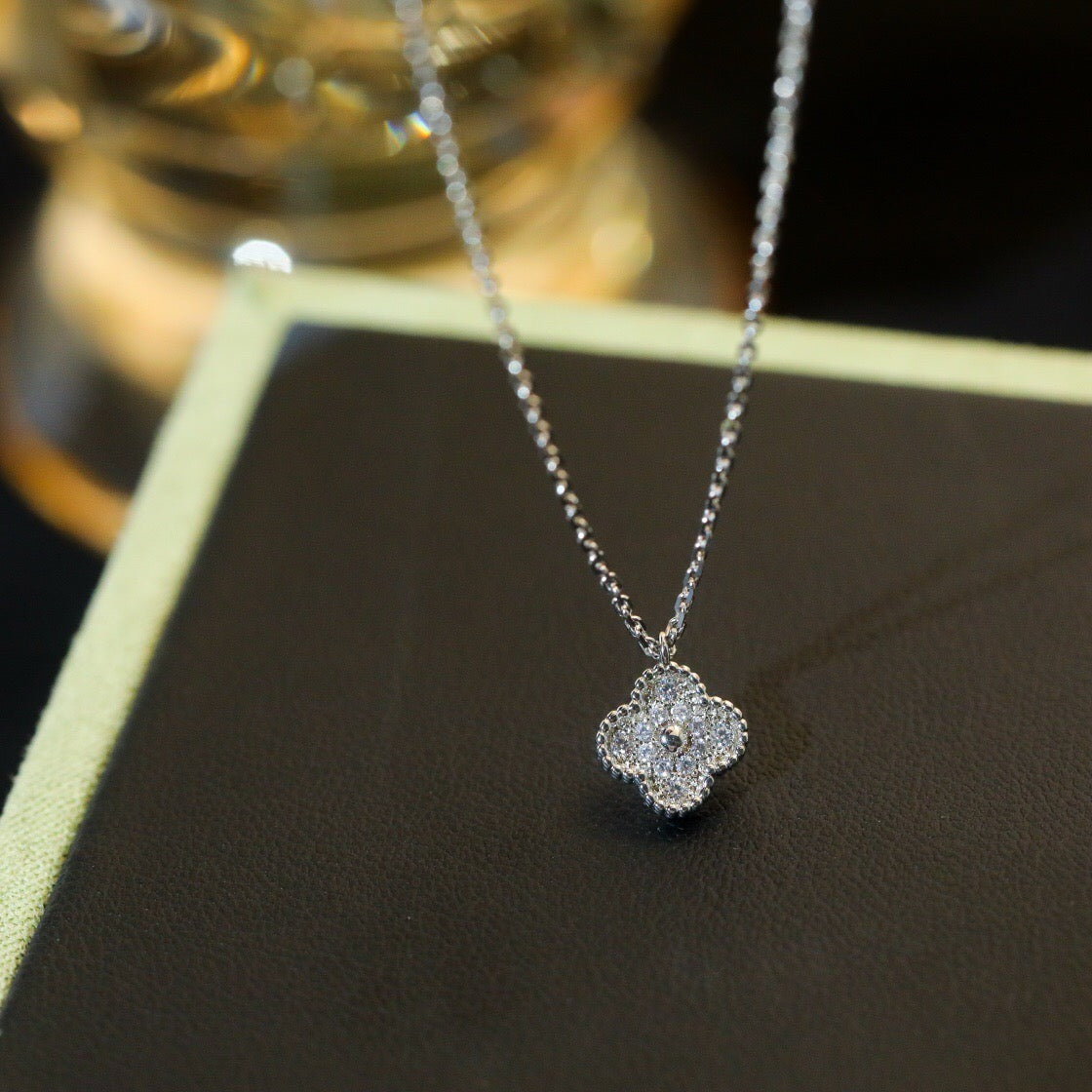 {"translation": "[Glow Muse]COLLAR CON COLGANTE MINI TRÉBOL DE 9.5MM CON DIAMANTE"}