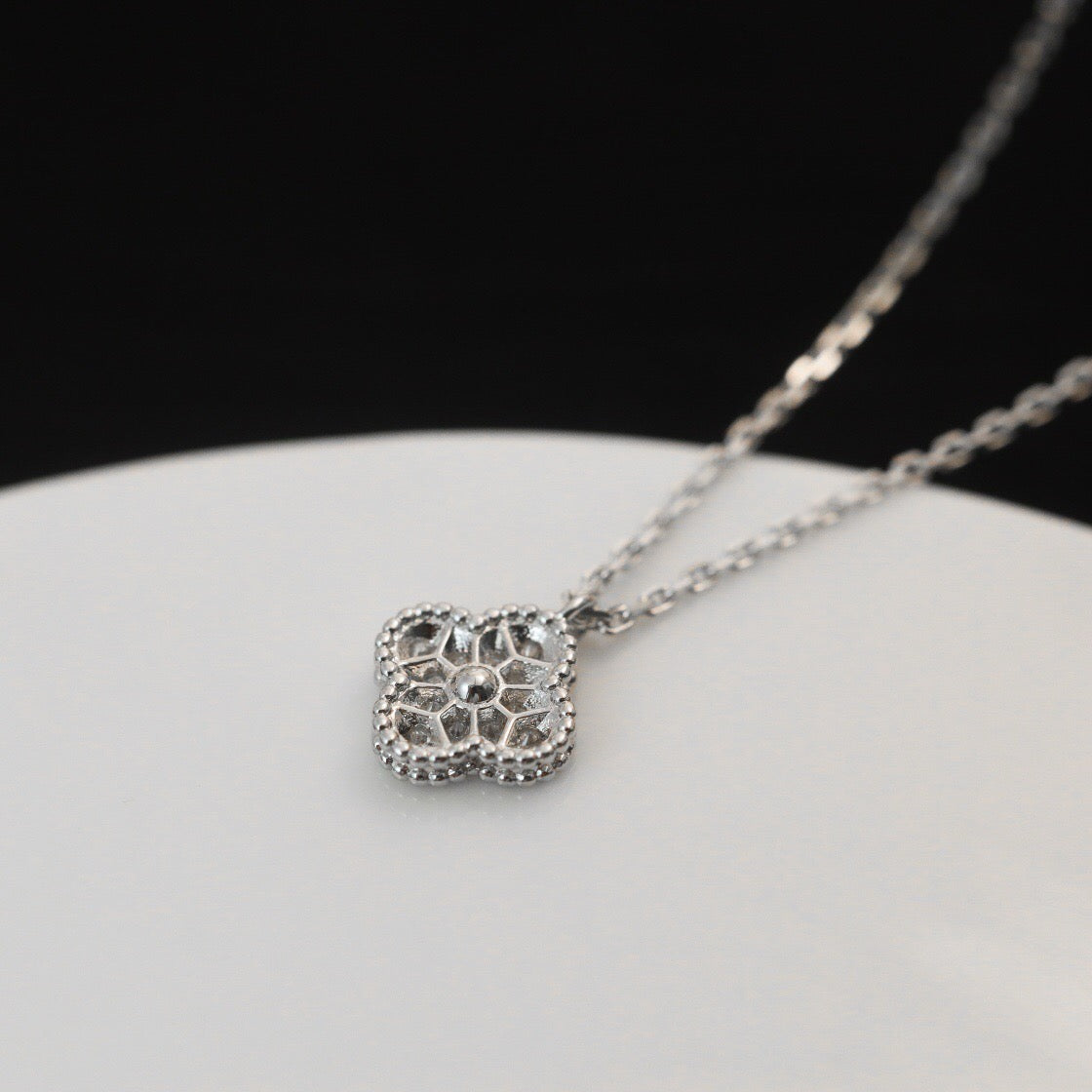 {"translation": "[Glow Muse]COLLAR CON COLGANTE MINI TRÉBOL DE 9.5MM CON DIAMANTE"}