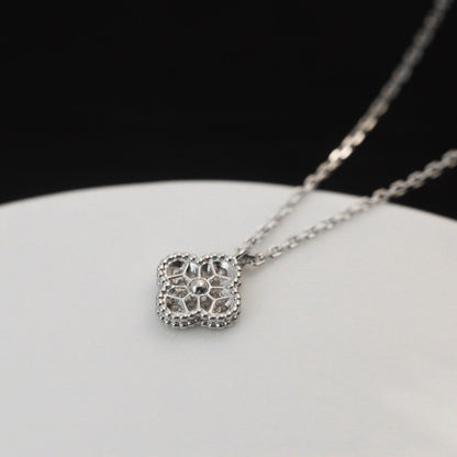 {"translation": "[Glow Muse]COLLAR CON COLGANTE MINI TRÉBOL DE 9.5MM CON DIAMANTE"}