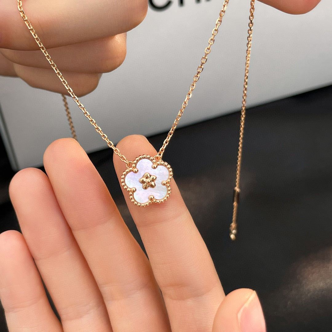 [Glow Muse]COLLAR BLANCO CON FLORES DE CEREZO MOP "LUCKY"