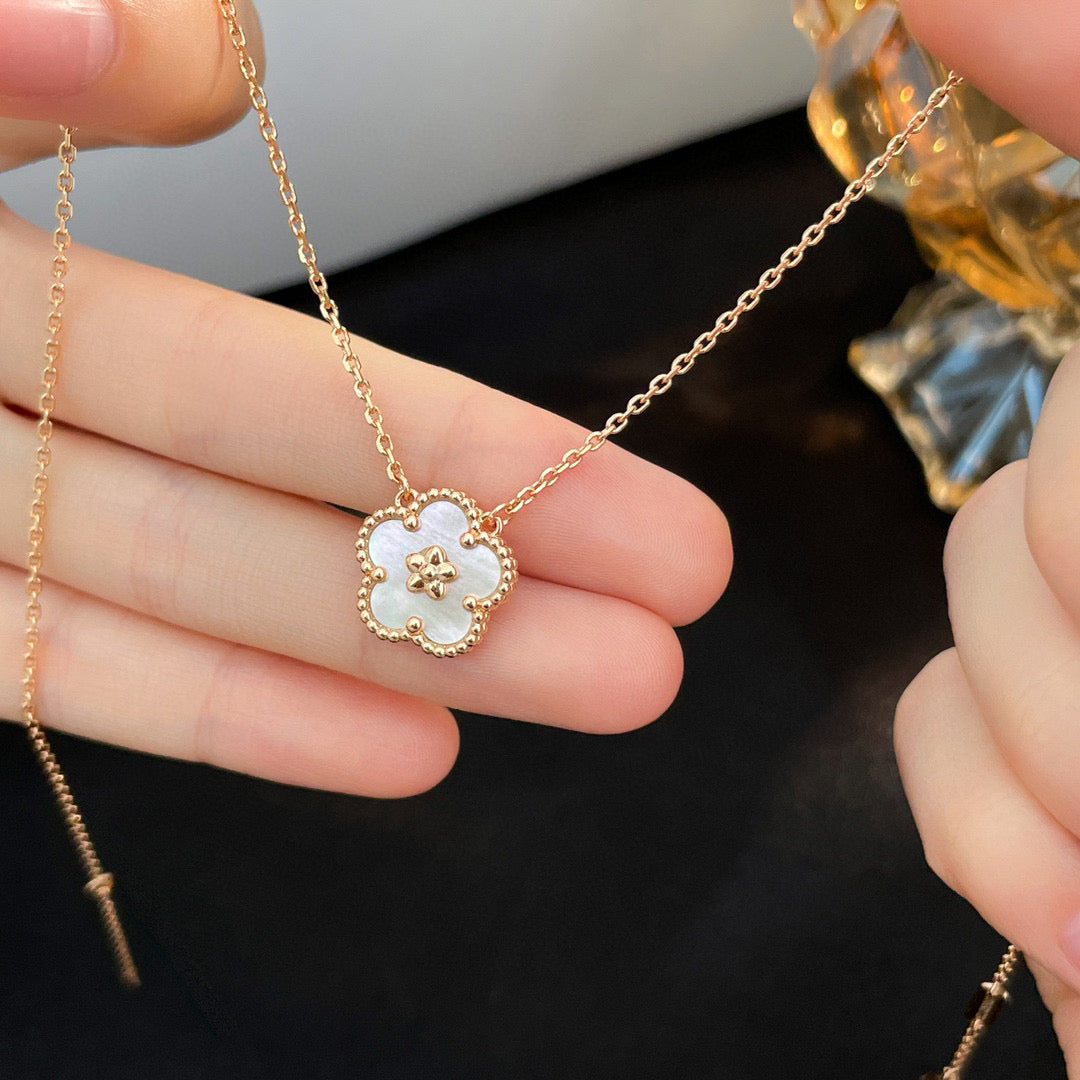 [Glow Muse]COLLAR BLANCO CON FLORES DE CEREZO MOP "LUCKY"