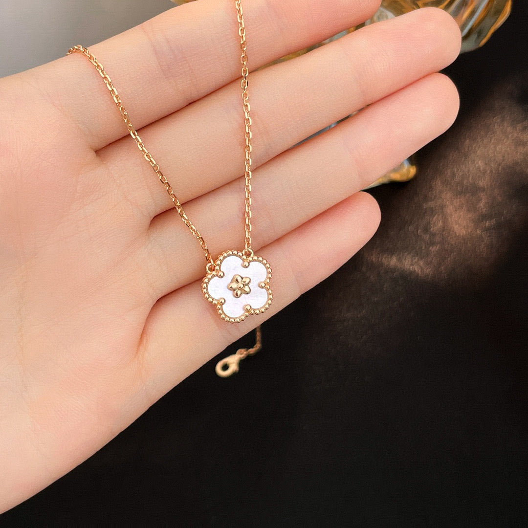 [Glow Muse]COLLAR BLANCO CON FLORES DE CEREZO MOP "LUCKY"
