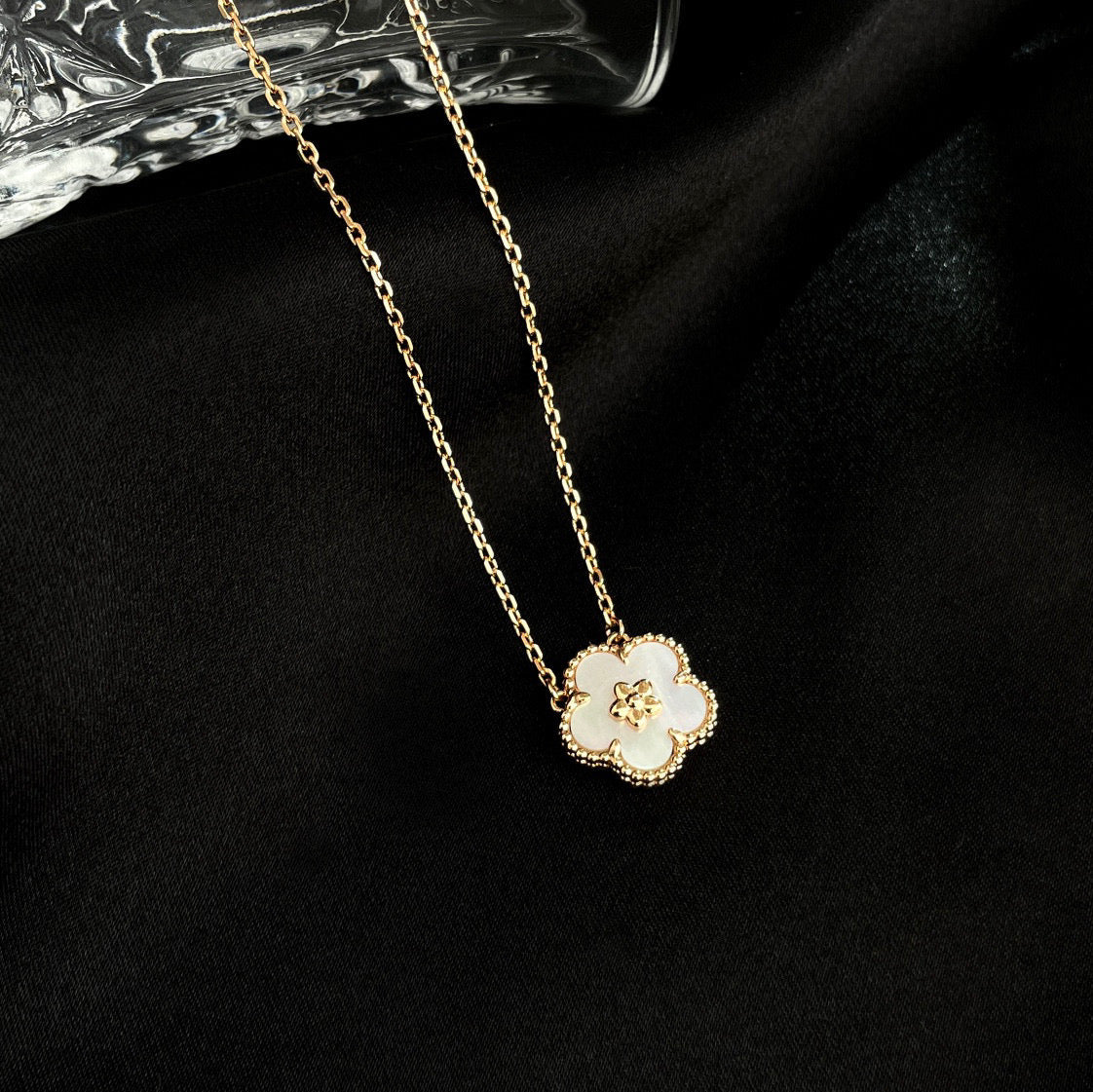 [Glow Muse]COLLAR BLANCO CON FLORES DE CEREZO MOP "LUCKY"