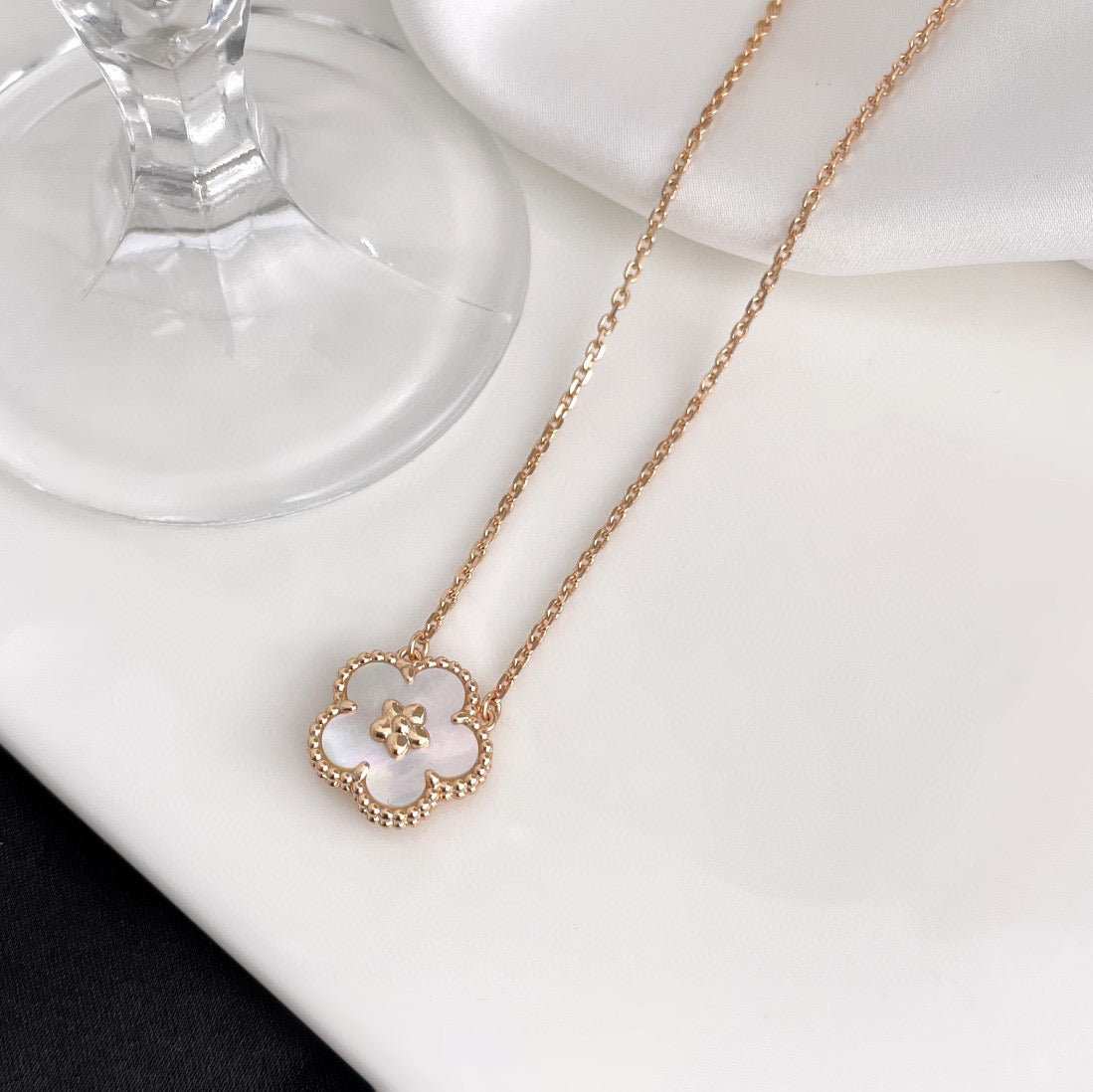 [Glow Muse]COLLAR BLANCO CON FLORES DE CEREZO MOP "LUCKY"